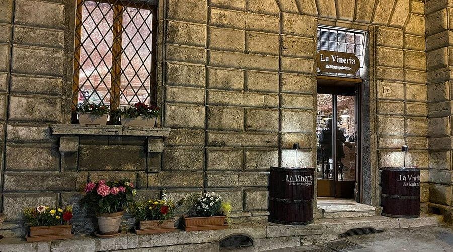 La facciata in pietra del numero 72, con la bifora e i due fusti accanto alla porta