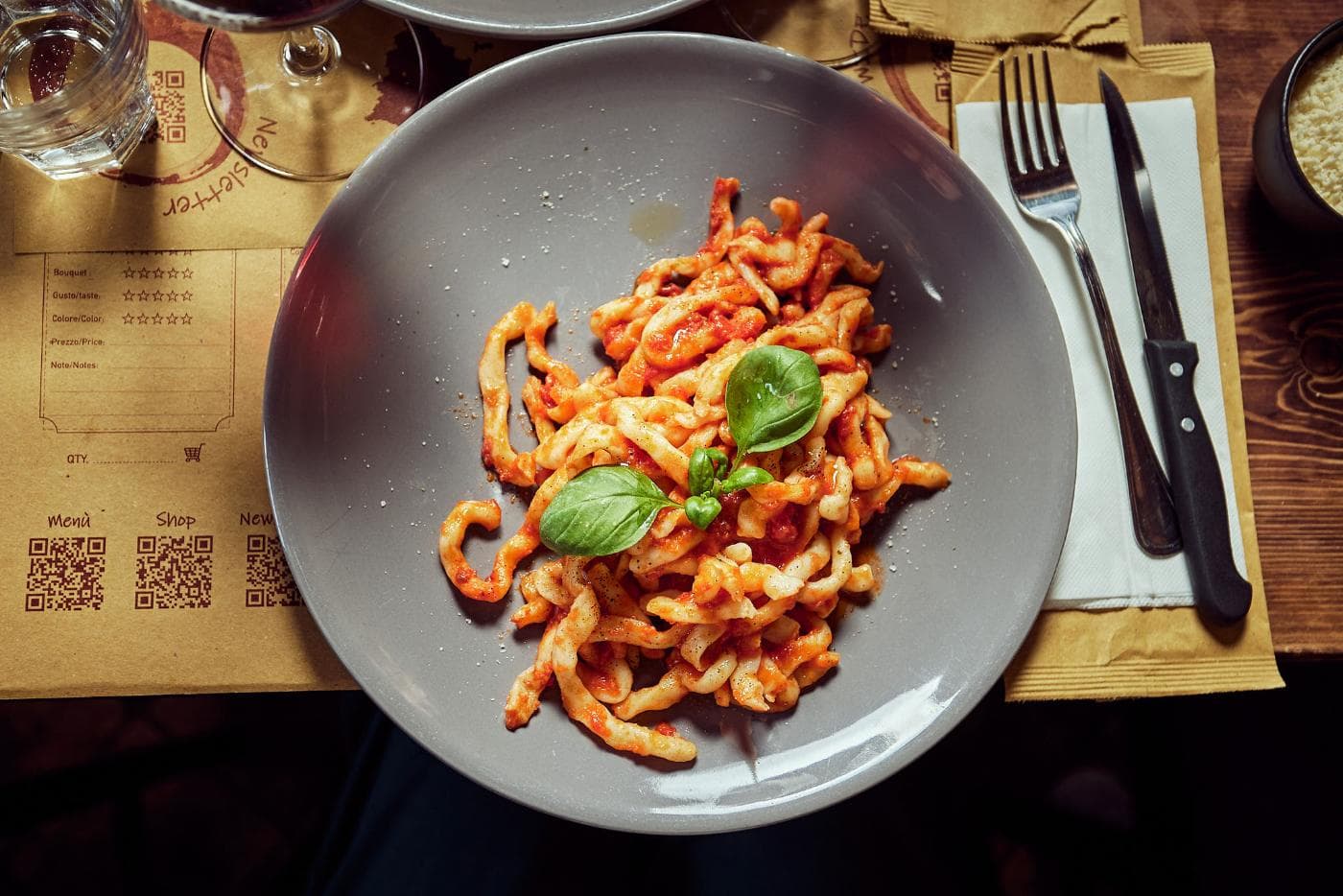 Piatto di pasta fatta a mano con sugo di pomodoro e basilico