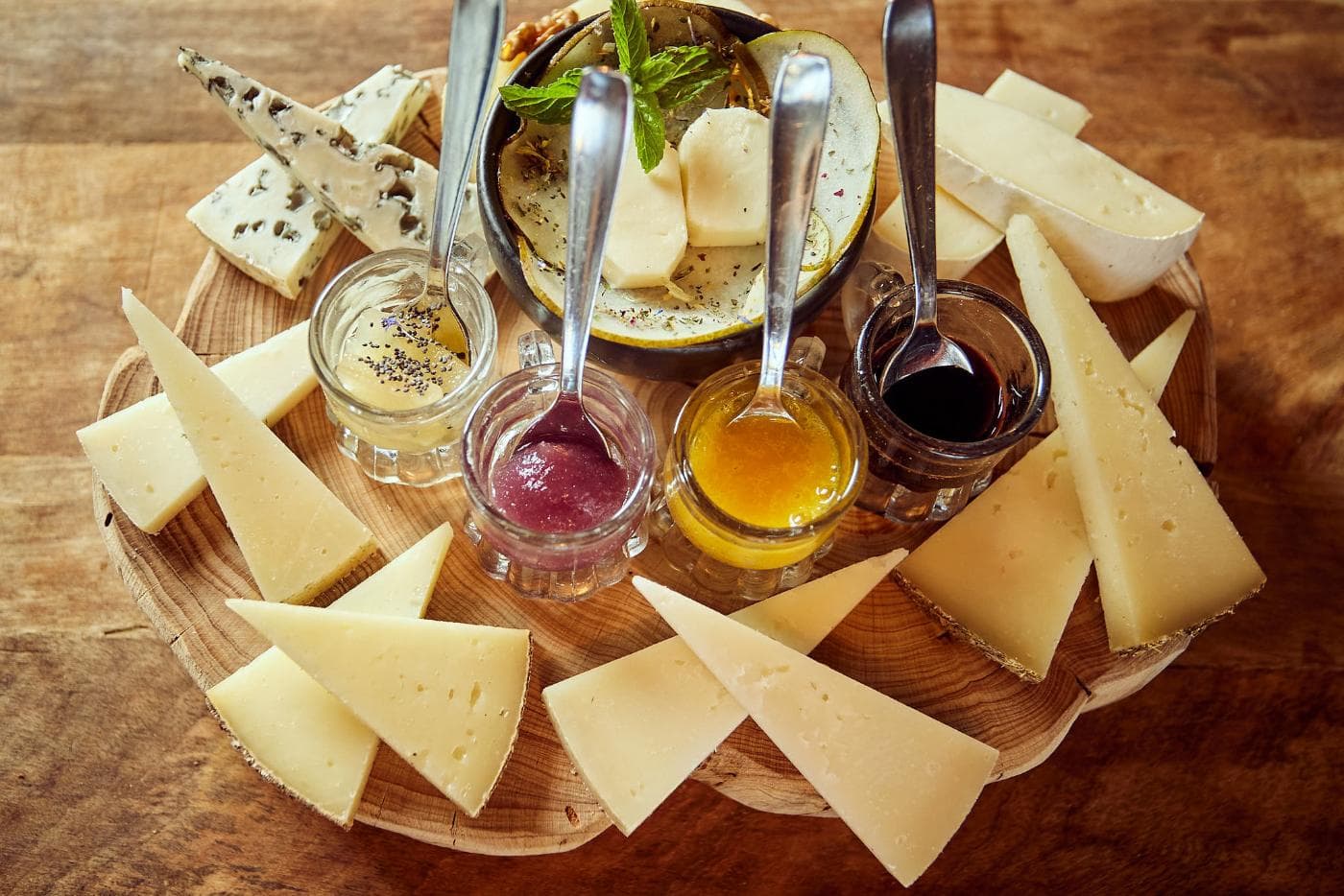 Selezione di pecorini di Pienza e della Val d'Orcia con marmellate fatte in casa