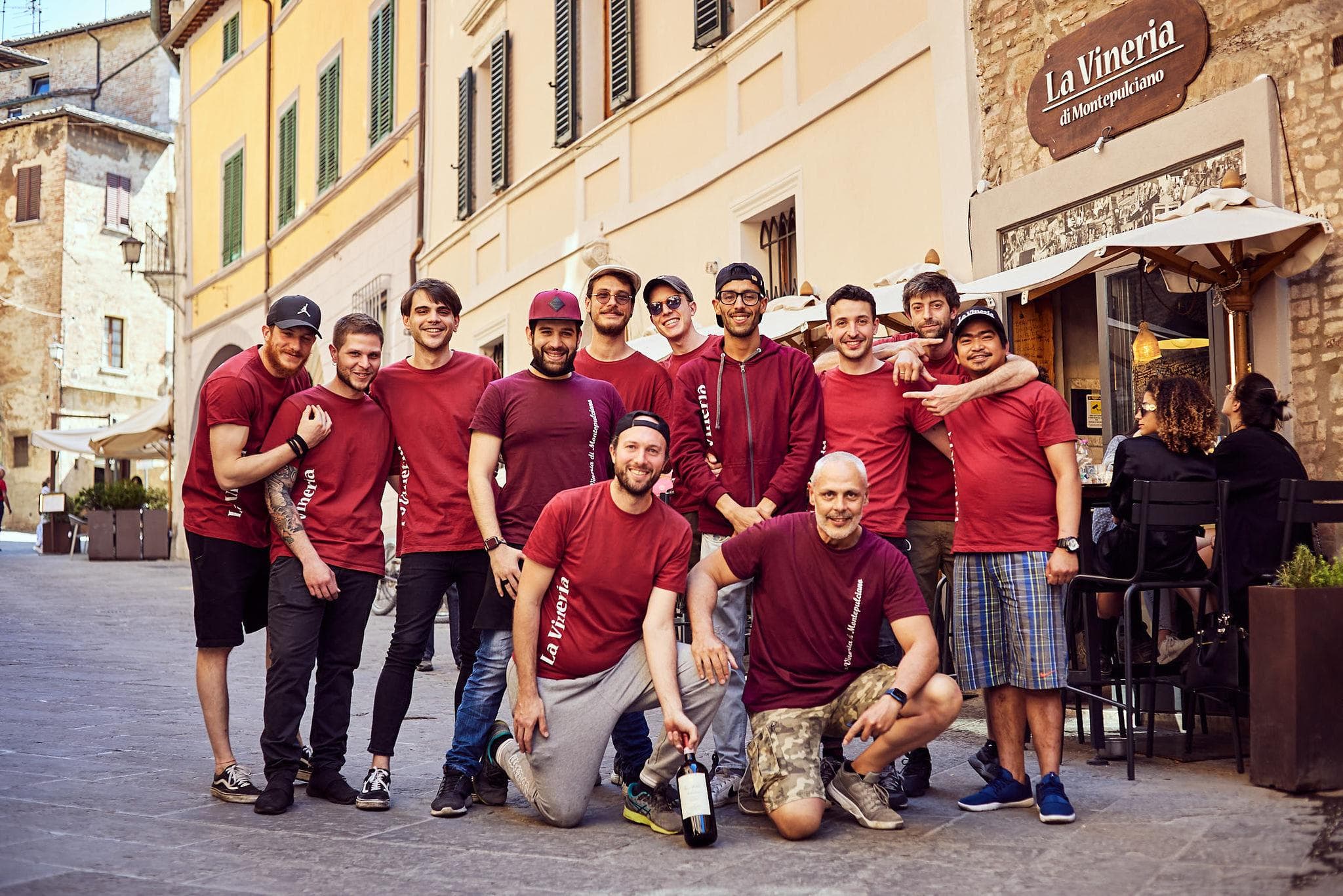 La squadra della Vineria davanti al locale, in Via di Gracciano nel Corso
